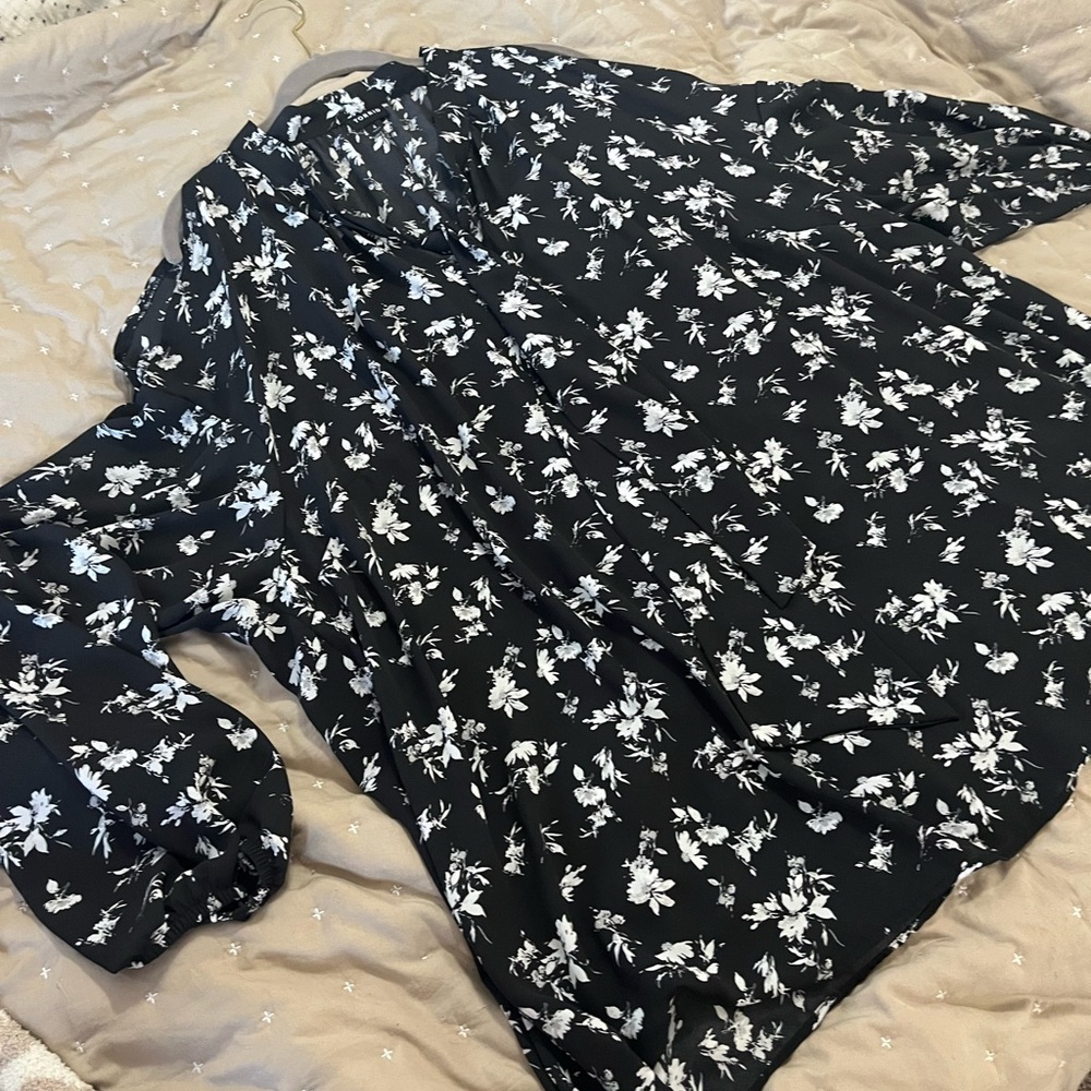 Torrid Black and White Floral Kimono